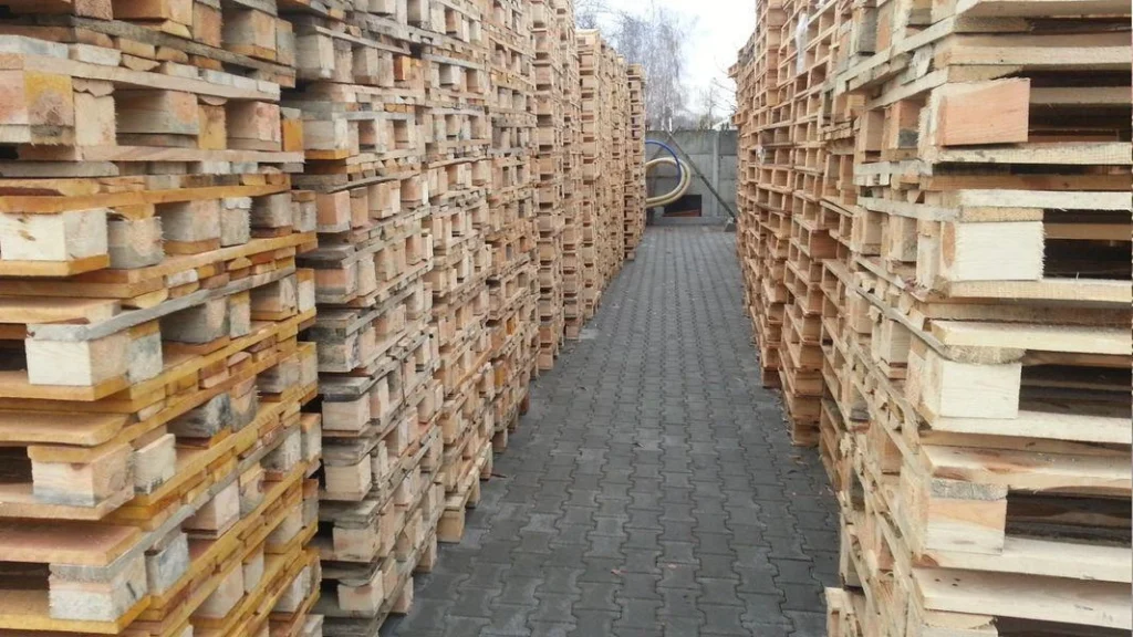 Palety przemysłowe vs. europalety – które wybrać dla swojej firmy?